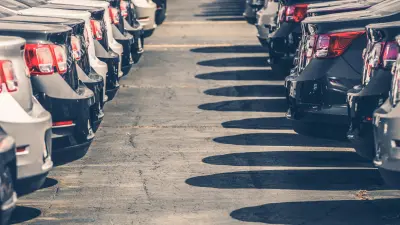 Neuwagen auf einem Logistikareal