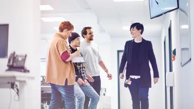 Mitarbeiter, die in einer Gruppe stehen und sich unterhalten