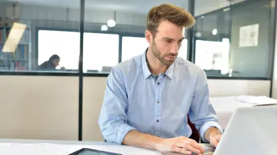 Arquitecto de software trabaja en un portátil