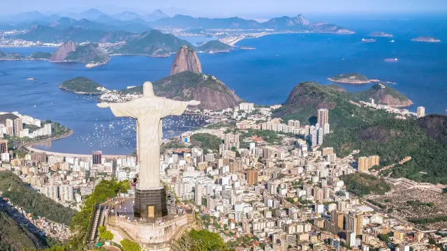 Blick auf die Skyline von Rio de Janeiro, im Vordergrund die Jesus-Statue auf dem Berg Corcovado 