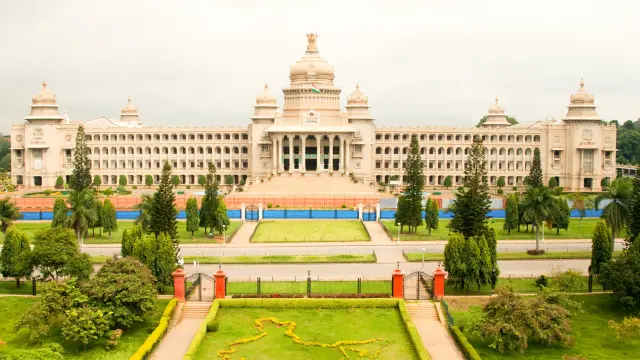 The picture shows the Vidhana Soudha (lit. 'Legislative House') in Bangalore, India, which is the seat of the bicameral state legislature of Karnataka.