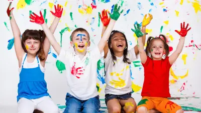 Vier Kinder spielen mit Farben 