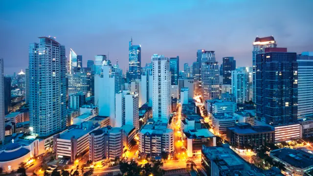 Dämmerungsansicht der Skyline von Manila 