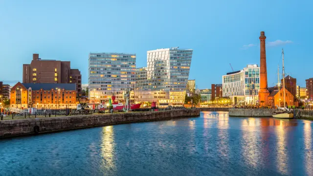 Blick auf den Hafen im Stadtzentrum von Liverpool 