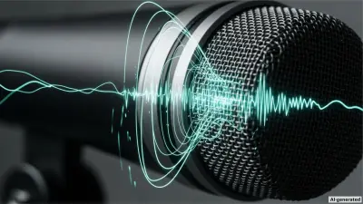 Close-up auf ein Mikrofon, umhüllt von einem digitalen blauen Element