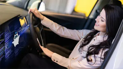 Die Fahrerin eines Autos schaut lächelnd auf das virtuelle Display und interagiert mit einem virtuellen Bot. 