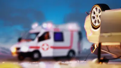 Ein Krankenwagen mit Blaulicht hält neben einem verunglückten Fahrzeug.