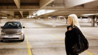 Eine Frau läuft durch ein Parkhaus und wird von einem Mann im Auto beobachtet.