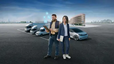 Symbolbild: eine Frau mit einem Tablet unter dem Arm und ein Mann mit einem Klemmbrett in der Hand stehen vor einer Fahrzeugflotte.