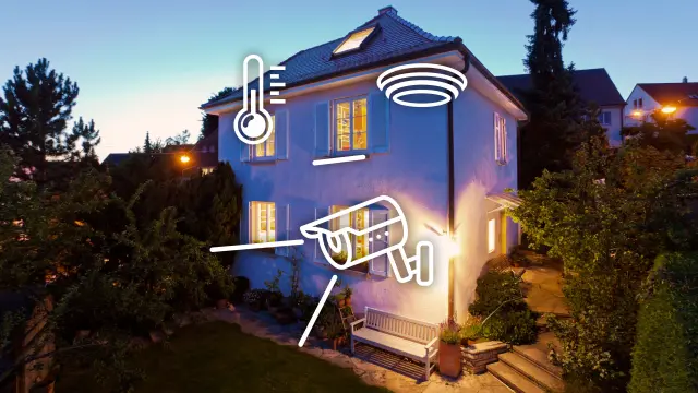 Ein Haus bei Dämmerung inkl. Zeichung aus Überwachungskamera, Thermometer und Rauchmelder.