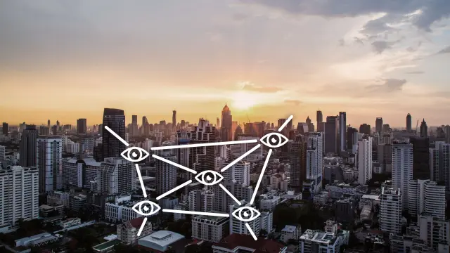 Sonnenaufgang über Stadt inkl. Zeichnung aus fünf Augen.