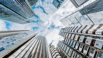 Vista desde abajo de los rascacielos circundantes