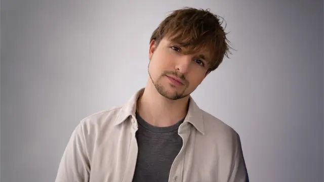 Paul schaut in die Kamera