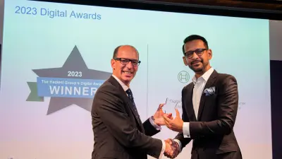 David Ketchin, Managing Director der Hackett Group für Europa (links im Bild), überreicht Irfan Ali, Director Digital, Automation & Innovation bei Bosch Service Solutions, den Digital Award 2023.