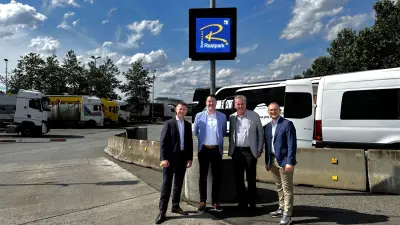 Paul Riffel, Head of Sales Bosch Road Services, und Daniel Meyer, Executive Vice President, beide Bosch Service Solutions GmbH; Johannes Witt, Geschäftsführer und Martin Kremer, Projektmanager, beide Euro Rastpark, freuen sich über die Zusammenarbeit (v. l.). 
