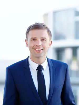 Arne Schönfeld looks into the camera, a portrait