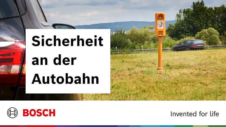 Thumbnail: Ein schwarzes Fahrzeug steht am Rande der Autobahn, im Hintergrund ist eine Notrufsäule zu sehen