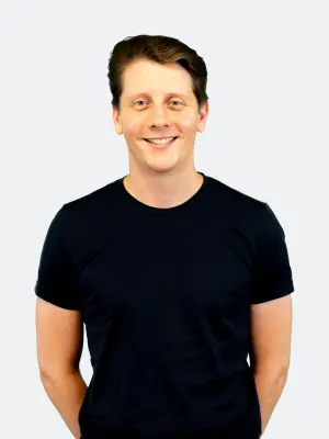 Marlon Besuch schaut lächelnd in die Kamera, Portrait