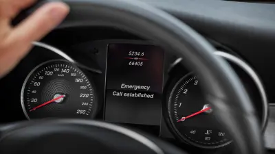 The display in the cockpit of a car shows that an eCall has been established.